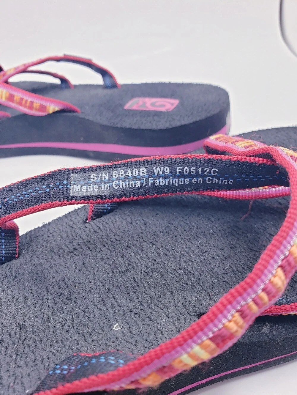 Teva Olowahu Black & Pink Slip On Thong Sandals Mush Topsole Women's Size 9